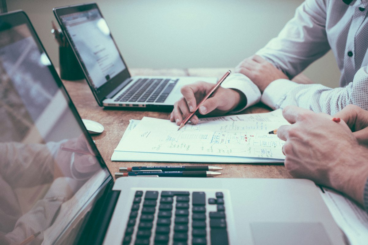 Deux conseillers de MINEDOS Consulting analysent des documents lors d'une rencontre de travail