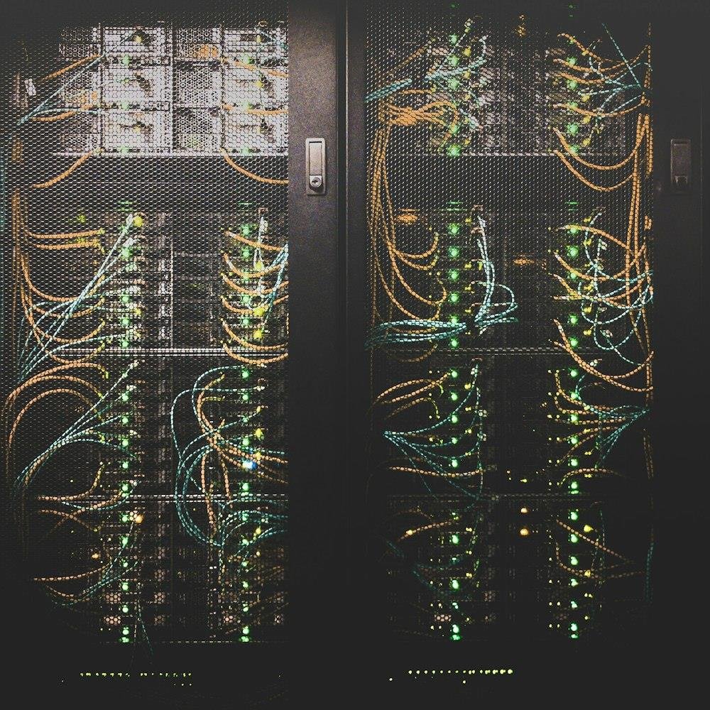 Infrastructures numériques : baies de serveurs interconnectées d'un centre de données
